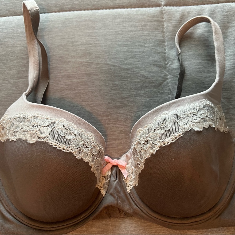 Victoria’s Secret Elegant Lace Trimmed Bra
